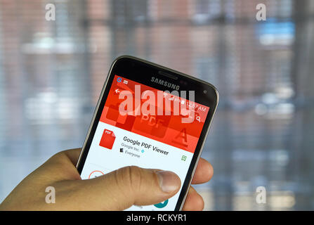 Montréal, Canada - le 7 avril 2016 : Google pdf viewer sur un téléphone cellulaire. Banque D'Images
