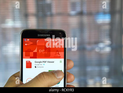 Montréal, Canada - le 7 avril 2016 : Google pdf viewer sur un téléphone cellulaire. Banque D'Images