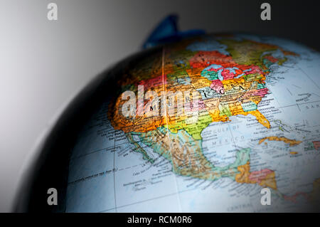 Globe montrant les détails des Amériques, Close up, portrait, fond uni, fond gris Banque D'Images