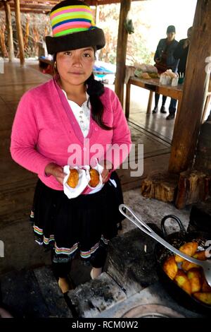 Pommes de terre farcies - communauté paysanne restaurant - Llanganuco lagune - Parc National Huascaran. Département d'Ancash au Pérou. Banque D'Images