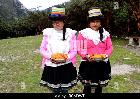 Pommes de terre farcies - communauté paysanne restaurant - Llanganuco lagune - Parc National Huascaran. Département d'Ancash au Pérou. Banque D'Images