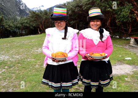 Pommes de terre farcies - communauté paysanne restaurant - Llanganuco lagune - Parc National Huascaran. Département d'Ancash au Pérou. Banque D'Images