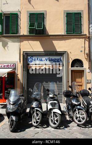 Avec vue sur la rue Général garé les motos et scooters, Florence, Italie Banque D'Images