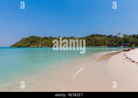 Paysage d'été sur l'île de Koh Kood tropicales en Thaïlande. Panorama de la plage de sable blanc avec cocotiers prises sur Klong Chao. Banque D'Images