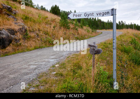 Panneau directionnel de Peer Gynt Vegen, une route à péage de montagne touristique pittoresque nommé d'après le folk Peer Gynt dans Oppland County de l'est ni Banque D'Images