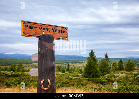 Panneau en bois de Peer Gynt Vegen, une route à péage de montagne touristique pittoresque nommé d'après le folk Peer Gynt dans Oppland County de l'Est de la Norvège, Banque D'Images