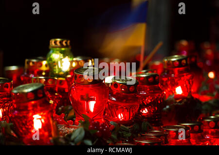 Bougies rouges dans la nuit près de l'holodomor memorial. Honorer la mémoire Banque D'Images