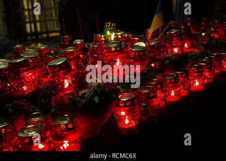 Bougies rouges dans la nuit près du mémorial de l'Holodomor en Ukraine Banque D'Images