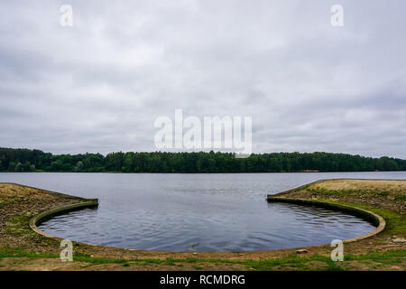 Rive artificielle dans Koknese parc Jardin de destins en Lettonie. Jardin de Destin est un ensemble architectural monumental sur l'Île de Ko Daugava Banque D'Images