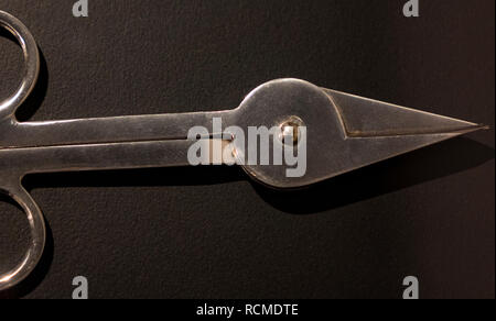 Des outils médicaux de l'époque médiévale, les détails du chirurgien vintage sur une table d'outils Banque D'Images