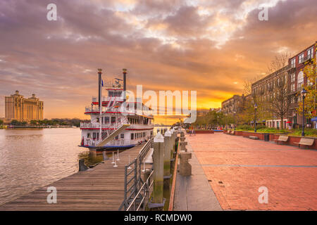 Savannah, Georgia, USA Riverfront Promenade au lever du soleil. Banque D'Images