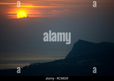 Dover Kent England UK. Shakespeare Cliff au crépuscule. En 2019, une photographie numérisée dans 2000's les falaises blanches de Douvres, une partie de la formation de dunes du nord, est le nom donné à la région du littoral français face au détroit de Douvres et la France. La falaise, qui atteint une hauteur de 350 pieds (110 m), doit son aspect frappant à sa composition de craie accentué par des stries de silex noir. Les falaises, des deux côtés de la ville de Douvres, dans le Kent, s'étendent sur 13 kilomètres (13 km). Une section de littoral englobant les falaises a été acheté par la National Trust en 2016. Shakespeare Cliff w Banque D'Images