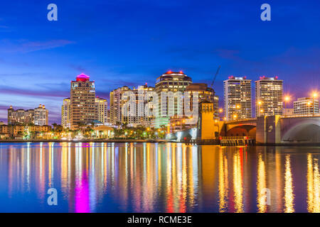 West Palm Beach, Floride, USA Skyline sur la voie navigable au crépuscule. Banque D'Images