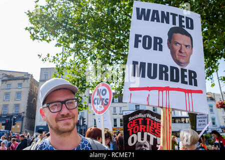 Bristol, Royaume-Uni. 08 juillet, 2015. Un manifestant est représenté portant une étiquette d'austérité anti austérité lors d'une manifestation à Bristol Banque D'Images