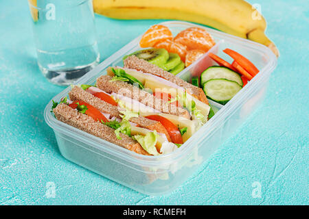 Déjeuner à l'école fort avec sandwich, légumes, eau, et des fruits sur la table. De saines habitudes alimentaires concept. Banque D'Images