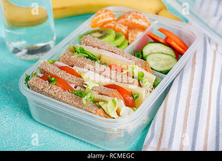 Déjeuner à l'école fort avec sandwich, légumes, eau, et des fruits sur la table. De saines habitudes alimentaires concept. Banque D'Images