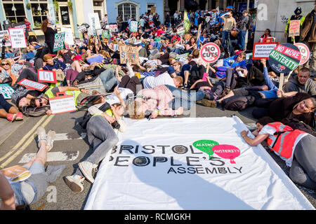 Bristol, Royaume-Uni, 08 juillet 2015.Les manifestants sont représentés comme ils prennent part à une mortalité massive dans le cadre d'une protestation contre l'austérité à Bristol Banque D'Images