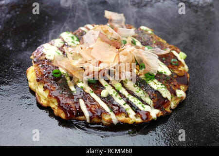 Okonomiyaki est une crêpe salé japonais contenant une variété d'ingrédients. Banque D'Images