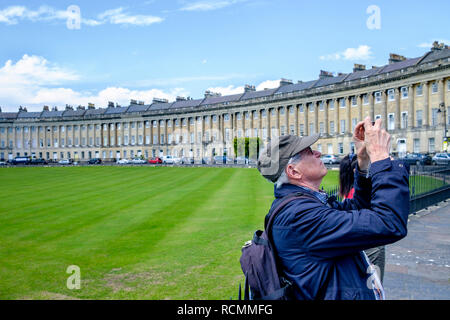 Un homme / touriste, c'est illustré en prenant une photo de l'un Royal Crescent de Bath monuments les plus emblématiques à Bath, Somerset England UK Banque D'Images