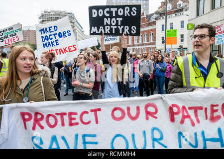 Le personnel du NHS et les membres du public sont représentés portant des pancartes et des affiches à un 'Save' NHS notre manifestation de protestation et un rassemblement à Bristol 10/10/2015 Banque D'Images