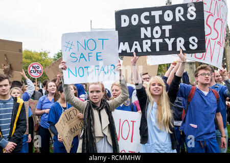 Le personnel du NHS et les membres du public sont représentés portant des pancartes et des affiches à un 'Save' NHS notre manifestation de protestation et un rassemblement à Bristol 10/10/2015 Banque D'Images