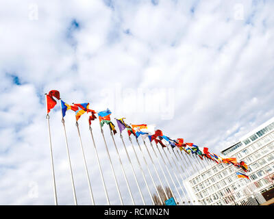 STRASBOURG, FRANCE - MAR 29, 2018 : Vue de dessous du pavillon de la Russie battant berne au Conseil de l'Europe comme un hommage et de deuil des victimes d'incendie dans Zimnyaya Vishnya Kemerovo centre commercial Banque D'Images