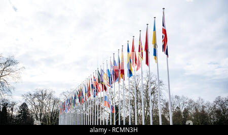 STRASBOURG, FRANCE - MAR 29, 2018 : Pavillon de la Russie battant berne au Conseil de l'Europe comme un hommage et de deuil des victimes d'incendie dans Zimnyaya Vishnya Winter Cherry shopping centre perm Banque D'Images