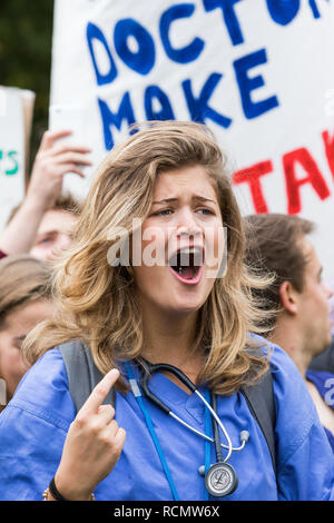 Le personnel du NHS et les membres du public sont représentés portant des pancartes et des affiches à un 'Save' NHS notre manifestation de protestation et un rassemblement à Bristol 10/10/2015 Banque D'Images