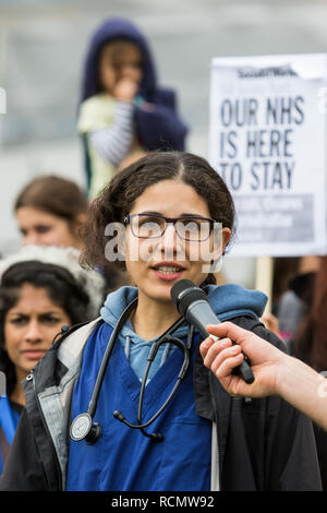 Un médecin du NHS dénonce les nouveaux contrats médecin junior à un 'Save' NHS notre manifestation de protestation mars et rassemblement à Bristol.10/10/2015 Banque D'Images