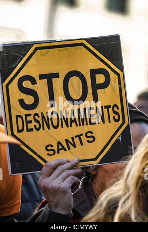 Barcelone, Catalogne, Espagne. 15 Jan, 2019. Une affiche avec le texte d'arrêter les expulsions est perçu au cours de la conférence de presse.Des centaines de personnes se sont rassemblées à l'entrée de la ville de la Justice à Barcelone pour soutenir l'appel à la présentation de la nouvelle plate-forme sociale appelle Prou Desnonaments Oberts (assez d'ouvrir les expulsions). L'Espagne a souffert en 2018 de 44,606 expulsions. Beaucoup d'entre eux sont arrêtés par l'intervention des voisins. L 'Ouvrir' expulsion n'ont pas l'occasion d'une journée et l'heure, de sorte que les voisins ne l'évite pas. La nouvelle plate-forme sociale a demandé au doyen de la justice de révoquer le L Banque D'Images