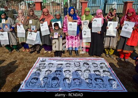 15 janvier 2019 - Srinagar, J&K, l'Inde - proches des personnes disparues et des photographies de calendriers attente Personnes disparues au cours d'un calendrier des sorties à Srinagar, Cachemire sous administration indienne. Depuis janvier 2016, l'Association des Parents des parents de disparus (APDP) publie son calendrier annuel, qu'il appelle ''un document mémoire''. Le calendrier est un montage d'esquisses d'après les photographies de l'homme ''disparu'' de la part de l'état, ainsi que les détails de leur disparition. Credit : Saqib Majeed/SOPA Images/ZUMA/Alamy Fil Live News Banque D'Images