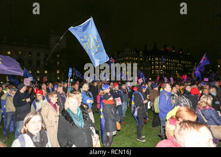 Londres, Royaume-Uni. 15 janvier 2019. Des manifestants pro et anti-Brexit se rassemblent à Parliament Square, à Londres, alors que les membres du Parlement votent pour rejeter l’accord de retrait du Brexit proposé par la première ministre Theresa May. La foule comprend des partisans de Remain agitant des drapeaux et des pancartes de l'Union européenne, aux côtés de militants du Leave plaidant pour le départ de l'UE. La manifestation reflète une profonde division nationale et un engagement civique à un moment critique du processus du Brexit. Penelope Barritt/Alamy Live News Banque D'Images