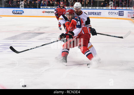 Moscou. 15 Jan, 2019. Linden Vey (C) du CSKA Moscou rivalise avec Yakov Rylov Gardien de but de au cours de la KHL 2018-2019 match entre le CSKA Moscou et le Metallurg Magnitogorsk à Moscou, Russie le 15 janvier 2019. Le CSKA a gagné 3-0. Credit : Evgeny Sinitsyn/Xinhua/Alamy Live News Banque D'Images