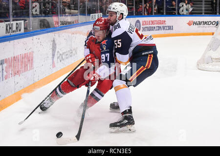 Moscou. 15 Jan, 2019. Kirill Kaprizov (L) de CSKA Moscou rivalise avec Ivan Vereshagin Gardien de but de au cours de la KHL 2018-2019 match entre le CSKA Moscou et le Metallurg Magnitogorsk à Moscou, Russie le 15 janvier 2019. Le CSKA a gagné 3-0. Credit : Evgeny Sinitsyn/Xinhua/Alamy Live News Banque D'Images