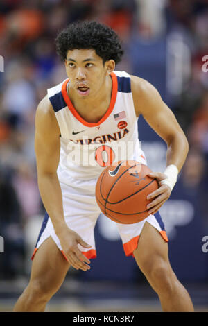 15 janvier 2019 : Virginia Cavaliers guard Kihei Clark (0) apporte la balle jusqu'à la cour de basket-ball de NCAA au cours de l'action entre le Virginia cavaliers et les Virginia Tech Hokies à John Paul Jones Arena Charlottesville, VA. Jonathan Huff/CSM Banque D'Images