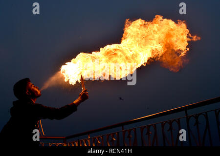 Beijing, le Bangladesh. 14 Jan, 2019. Un homme de divertir les gens avec ses compétences de manipulation de feu pendant un festival d'hiver traditionnelle dans la vieille partie de Dhaka, capitale du Bangladesh, le 14 janvier, 2019. Credit : Stringer/Xinhua/Alamy Live News Banque D'Images