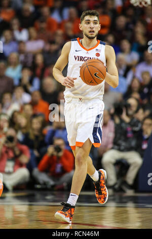 15 janvier 2019 : Virginia Cavaliers guard Kyle Guy (5) amène le ballon de basket-ball de NCAA cour au cours de l'action entre le Virginia cavaliers et les Virginia Tech Hokies à John Paul Jones Arena Charlottesville, VA. Jonathan Huff/CSM Banque D'Images