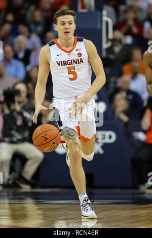 15 janvier 2019 : Virginia Cavaliers guard Kyle Guy (5) amène le ballon de basket-ball de NCAA cour au cours de l'action entre le Virginia cavaliers et les Virginia Tech Hokies à John Paul Jones Arena Charlottesville, VA. Jonathan Huff/CSM Banque D'Images