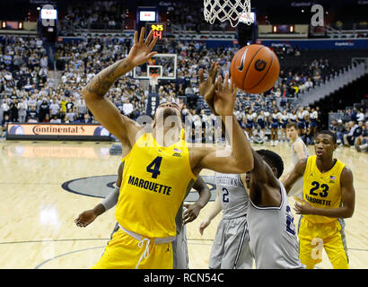 15 janvier 2019 : Marquette Golden Eagles avant (4) Theo John a frappé la balle loin de lui par Georgetown Hoyas avant (23) Josh LeBlanc sous le panier au cours d'un match de basket-ball NCAA entre les hoyas de Georgetown et la Marquette Golden Eagles à la capitale une arène à Washington, DC Justin Cooper/CSM Banque D'Images