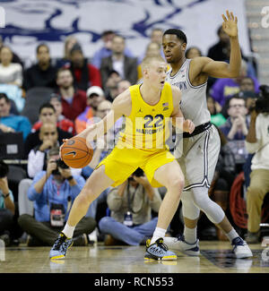 15 janvier 2019 : Marquette Golden Eagles de l'avant (22) Joey Hauser est défendu par Georgetown Hoyas Guard/avant (32) Kaleb Johnson lors d'un match de basket-ball NCAA entre les hoyas de Georgetown et la Marquette Golden Eagles à la capitale une arène à Washington, DC Justin Cooper/CSM Banque D'Images