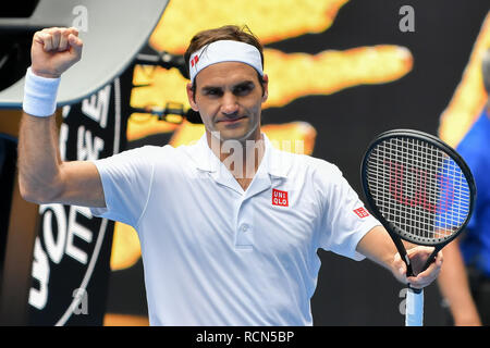 Melbourne, Australie. 16 janvier 2019. 16 janvier 2019 : 3e de la suisse Roger Federer célèbre sa victoire dans le deuxième tour contre Daniel Evans du Royaume-Uni sur la troisième journée de l'Australian Open 2019 Tournoi de tennis du Grand Chelem à Melbourne, Australie. Federer a remporté 76 76 63. Bas Sydney/Cal Sport Media Credit : Cal Sport Media/Alamy Live News Banque D'Images