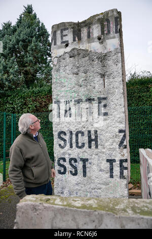 Stane Street, Easington, West Sussex, UK. 15 janvier 2019. Un ensemble de très rares artefacts pour vente à la place de l'été, les ventes aux enchères en Ardenne à West Sussex.Les objets font partie de la vente aux enchères le 12e/13 mars 2019. James Rylands de Summers Place enchères avec une section du mur de Berlin. Les images ont été prises le 15 janvier 2019 mais sont sous embargo jusqu'à 10h le 16 janvier 2019. Credit : james jagger/Alamy Live News Crédit : james jagger/Alamy Live News Banque D'Images