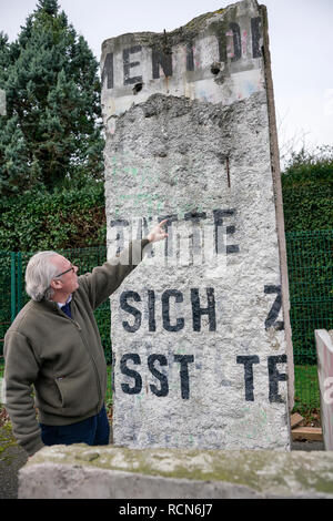 Stane Street, Easington, West Sussex, UK. 15 janvier 2019. Un ensemble de très rares artefacts pour vente à la place de l'été, les ventes aux enchères en Ardenne à West Sussex.Les objets font partie de la vente aux enchères le 12e/13 mars 2019. James Rylands de Summers Place enchères avec une section du mur de Berlin. Les images ont été prises le 15 janvier 2019 mais sont sous embargo jusqu'à 10h le 16 janvier 2019. Credit : james jagger/Alamy Live News Crédit : james jagger/Alamy Live News Banque D'Images