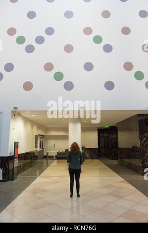 National Gallery, Londres, Royaume-Uni. 16 janvier, 2019. "Messagers", un nouveau travail permanent à grande échelle par Bridget RILEY, est dévoilée par l'artiste à la Galerie nationale. La peinture du mur par l'artiste abstrait britannique s'étend sur 10 x 20 mètres. Une combinaison de disques colorés, des messagers est peint directement sur la surface de la galerie du Tribunal. Annenberg Credit : Malcolm Park/Alamy Live News. Banque D'Images