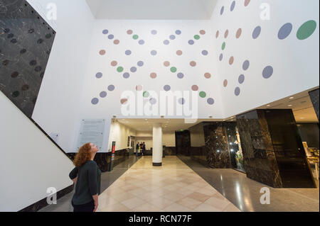 National Gallery, Londres, Royaume-Uni. 16 janvier, 2019. "Messagers", un nouveau travail permanent à grande échelle par Bridget RILEY, est dévoilée par l'artiste à la Galerie nationale. La peinture du mur par l'artiste abstrait britannique s'étend sur 10 x 20 mètres. Une combinaison de disques colorés, des messagers est peint directement sur la surface de la galerie du Tribunal. Annenberg Credit : Malcolm Park/Alamy Live News. Banque D'Images