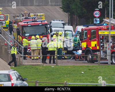 Sheerness, Kent, UK. 16 janvier, 2019. Un RTC graves impliquant une voiture et minibus UK d'âge s'est produite ce matin à Sheerness, Kent, près de Barton's Point sur Marine Parade aux alentours de 10h (avec la route toujours bloquée à 11h30). L'accident a été suivi par un grand nombre de véhicules des services de secours et de la route de la côte. Mise à jour : quatre passagers âgés et le conducteur de la voiture ont été prendre à l'hôpital avec la tête et des blessures au dos à la suite de l'accident. Mise à jour 2 (17 Jan) : malheureusement, une femme âgée est décédé la nuit suivant l'accident. Credit : James Bell/Alamy Live News Banque D'Images