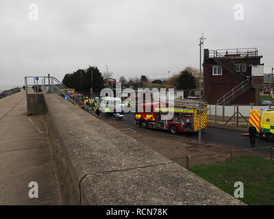 Sheerness, Kent, UK. 16 janvier, 2019. Un RTC graves impliquant une voiture et minibus UK d'âge s'est produite ce matin à Sheerness, Kent, près de Barton's Point sur Marine Parade aux alentours de 10h (avec la route toujours bloquée à 11h30). L'accident a été suivi par un grand nombre de véhicules des services de secours et de la route de la côte. Mise à jour : quatre passagers âgés et le conducteur de la voiture ont été prendre à l'hôpital avec la tête et des blessures au dos à la suite de l'accident. Mise à jour 2 (17 Jan) : malheureusement, une femme âgée est décédé la nuit suivant l'accident. Credit : James Bell/Alamy Live News Banque D'Images