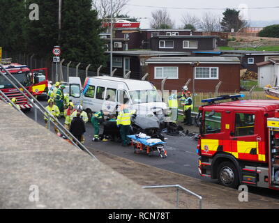 Sheerness, Kent, UK. 16 janvier, 2019. Un RTC graves impliquant une voiture et minibus UK d'âge s'est produite ce matin à Sheerness, Kent, près de Barton's Point sur Marine Parade aux alentours de 10h (avec la route toujours bloquée à 11h30). L'accident a été suivi par un grand nombre de véhicules des services de secours et de la route de la côte. Mise à jour : quatre passagers âgés et le conducteur de la voiture ont été prendre à l'hôpital avec la tête et des blessures au dos à la suite de l'accident. Mise à jour 2 (17 Jan) : malheureusement, une femme âgée est décédé la nuit suivant l'accident. Credit : James Bell/Alamy Live News Banque D'Images