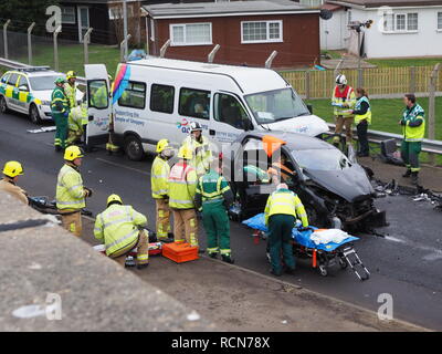 Sheerness, Kent, UK. 16 janvier, 2019. Un RTC graves impliquant une voiture et minibus UK d'âge s'est produite ce matin à Sheerness, Kent, près de Barton's Point sur Marine Parade aux alentours de 10h (avec la route toujours bloquée à 11h30). L'accident a été suivi par un grand nombre de véhicules des services de secours et de la route de la côte. Mise à jour : quatre passagers âgés et le conducteur de la voiture ont été prendre à l'hôpital avec la tête et des blessures au dos à la suite de l'accident. Mise à jour 2 (17 Jan) : malheureusement, une femme âgée est décédé la nuit suivant l'accident. Credit : James Bell/Alamy Live News Banque D'Images