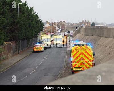 Sheerness, Kent, UK. 16 janvier, 2019. Un RTC graves impliquant une voiture et minibus UK d'âge s'est produite ce matin à Sheerness, Kent, près de Barton's Point sur Marine Parade aux alentours de 10h (avec la route toujours bloquée à 11h30). L'accident a été suivi par un grand nombre de véhicules des services de secours et de la route de la côte. Mise à jour : quatre passagers âgés et le conducteur de la voiture ont été prendre à l'hôpital avec la tête et des blessures au dos à la suite de l'accident. Mise à jour 2 (17 Jan) : malheureusement, une femme âgée est décédé la nuit suivant l'accident. Credit : James Bell/Alamy Live News Banque D'Images